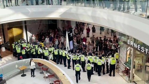 英国首相鲍里斯突然秘密完婚 抗议者占领伦敦购物中心 切尔西夺冠球迷彻夜狂欢