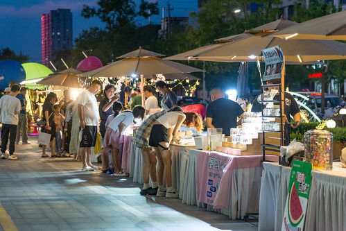 组图 市民夜市购物休闲 点燃临沂 夜经济