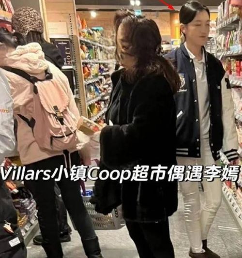 组图 李嫣与同学瑞士购物被偶遇 随性扎发身材纤细出挑